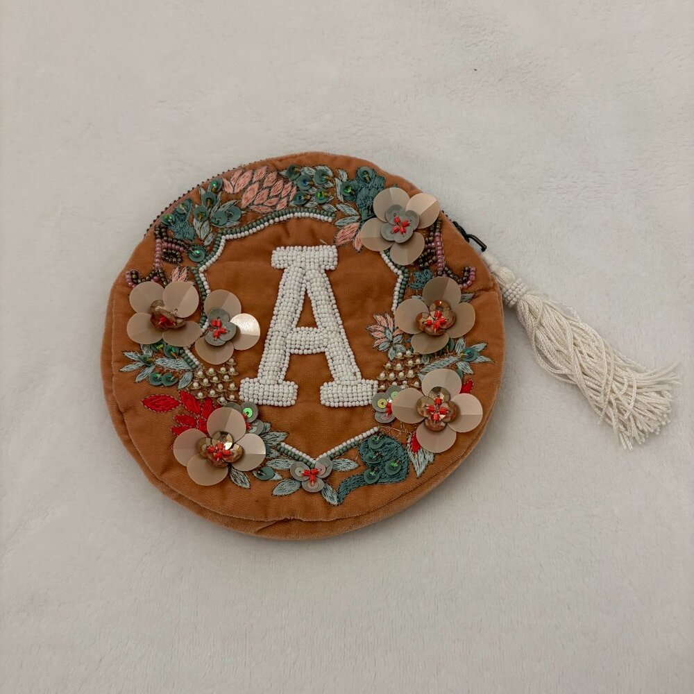 👜✨ Anna Harlow Russo- Anthropologie Monogram Crest Pouch – Letter A